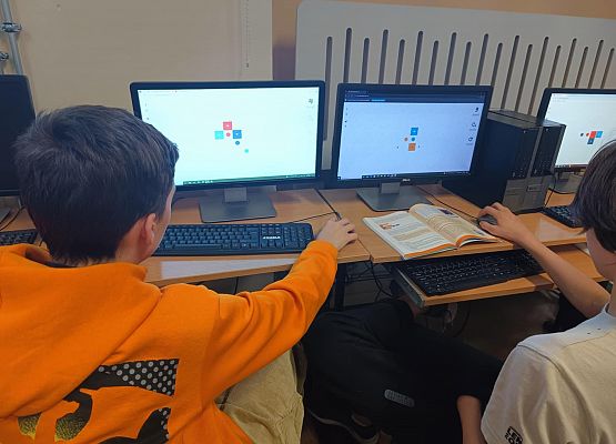 chłopcy z 6a grają w grę logiczną