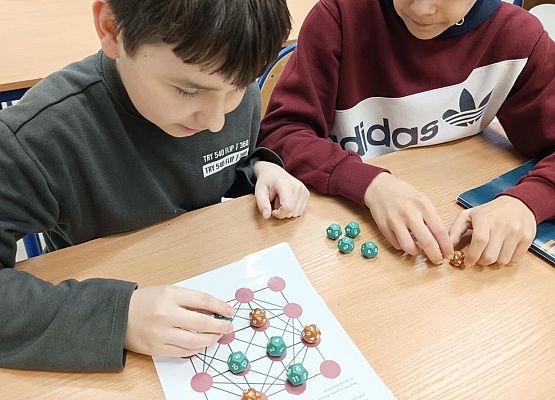 chłopcy grają w Kwadrat