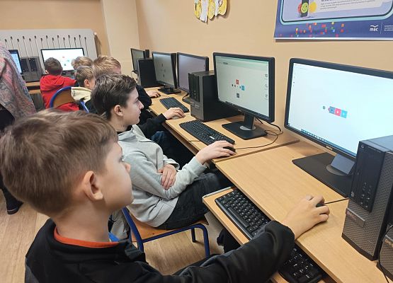 chłopcy z 6a grają w grę logiczną