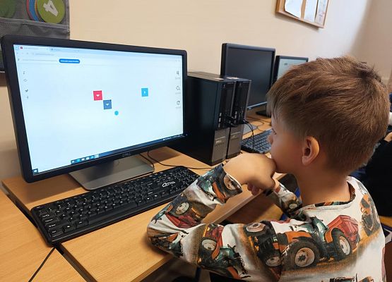 Paweł gra w grę logiczną na komputerze