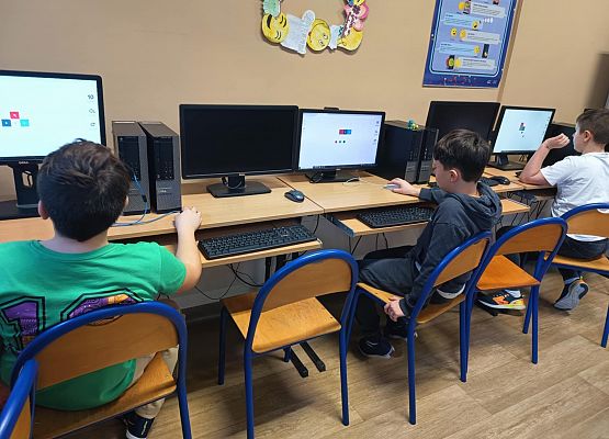 chłopcy z klasy 4 grają w grę logiczną