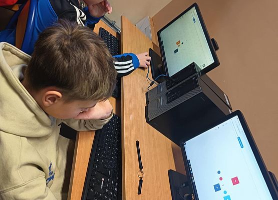 chłopcy z 6a grają w grę logiczną