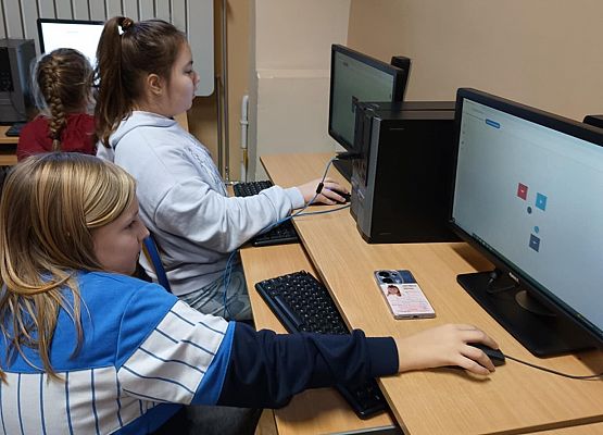 dziewczynki grają w grę logiczną na lekcji informatyki