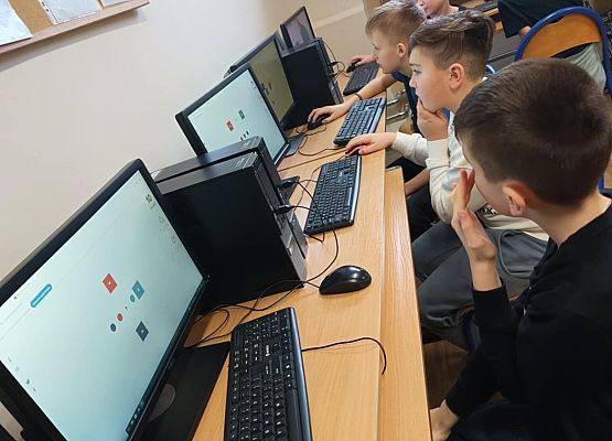 chłopcy z klasy 4 grają w grę logiczną