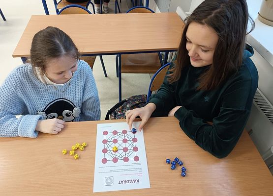 Ania i Emilka grają w grę