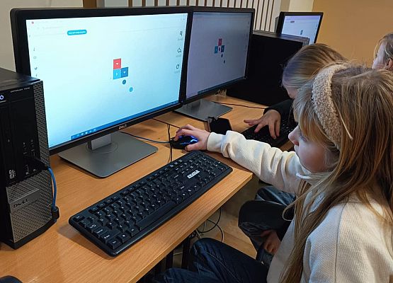 dziewczynka gra w grę logiczną na lekcji informatyki