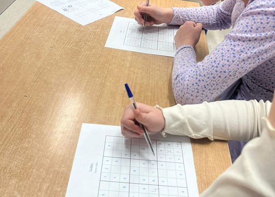 dziewczyny robią sudoku