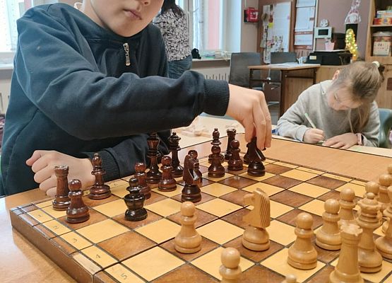 chłopiec gra  w szachy