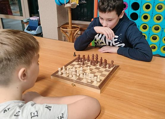 chłopcy grają w szachy
