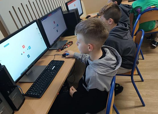 chłopcy z klasy 4 grają w grę logiczną