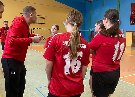 dziewczynki z trenerem