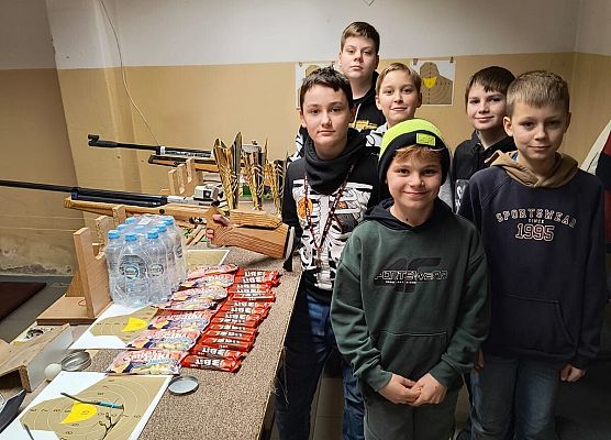uczniowie podczas zawodów strzeleckich