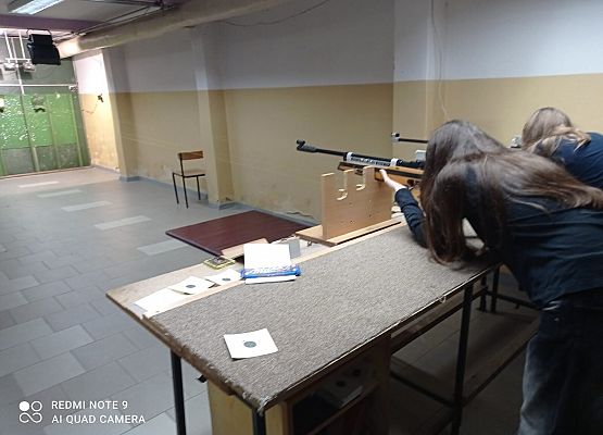 dziewczynki na strzelnicy