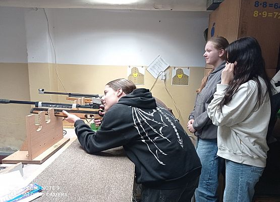 dziewczynki z 8a na strzelnicy