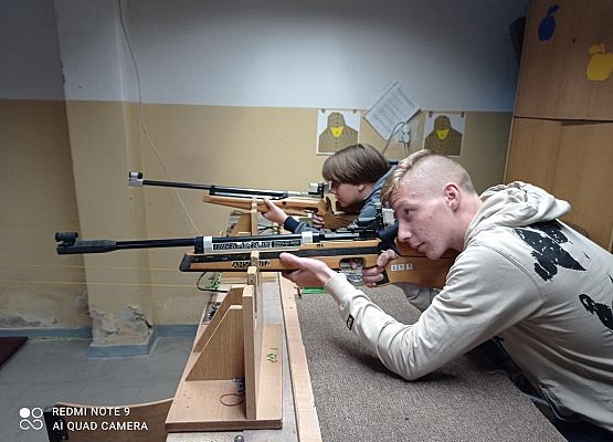 chłopcy z 8a na strzelnicy