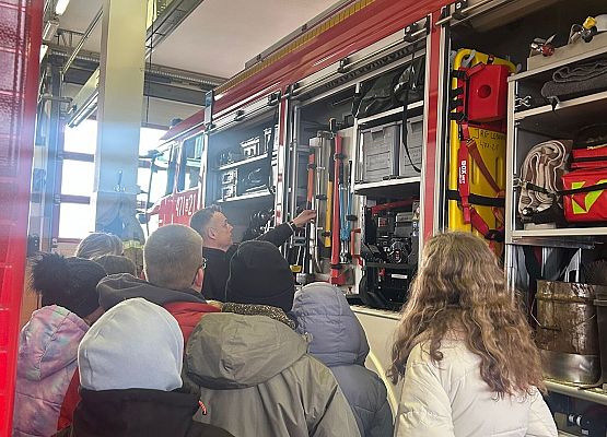 przy wozie strażackim