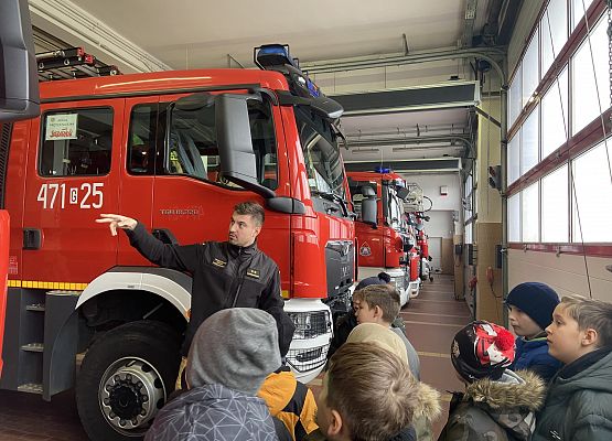 dzieci z panem strażakiem