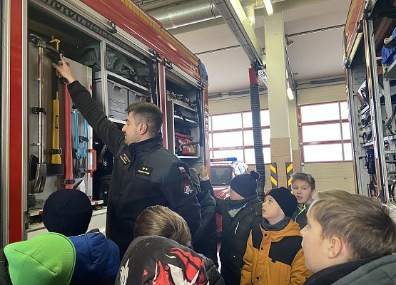 dzieci przy wozie strażckim