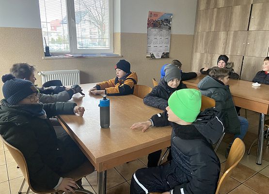 chłopcy siedzą przy stolikach