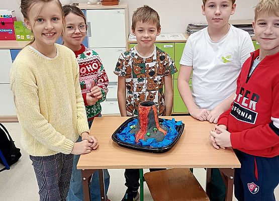 uczniowie prezentują wulkan 2