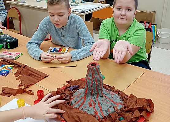 uczniowie prezentują wulkan 3