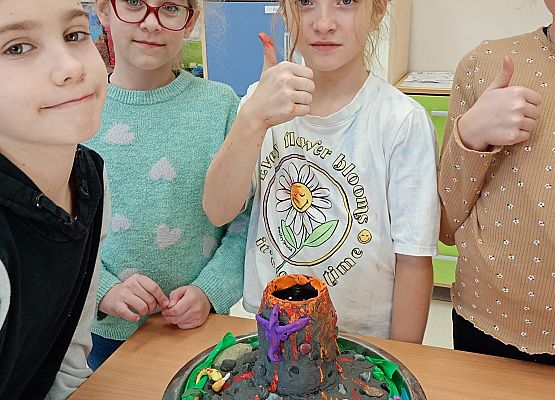 uczniowie prezentują wulkan