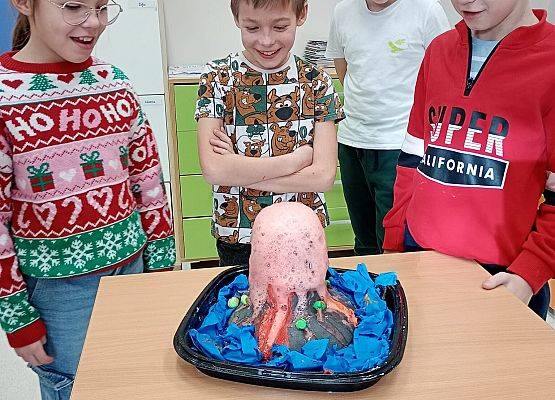 uczniowie przeprowadzają eksperyment 3