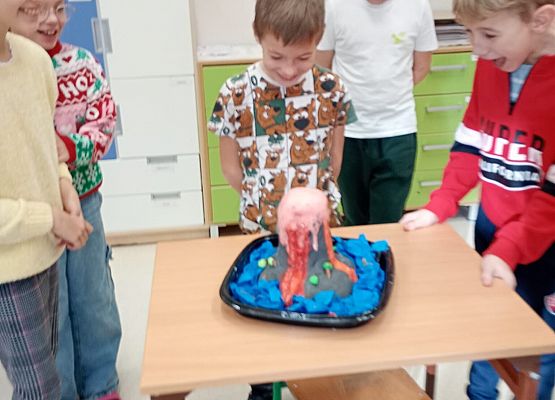 uczniowie przeprowadzają eksperyment