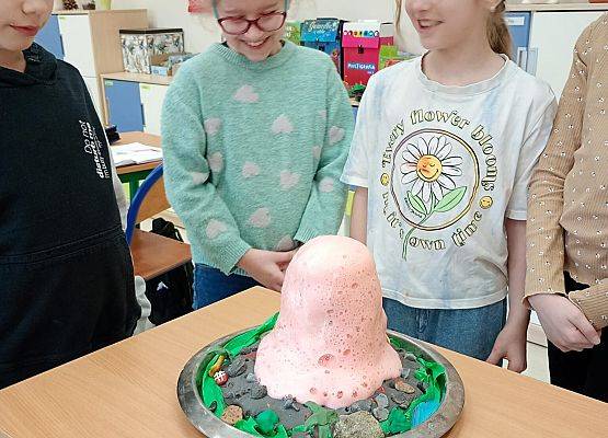 uczniowie przeprowadzają eksperymenty