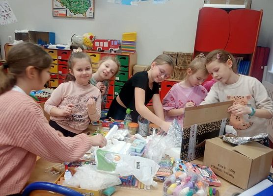 dziewczynki tworzą makietę zaczarowanej zagrody