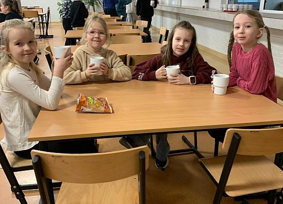 dziewczynki przy stoliku