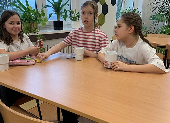 trzecioklasistki piją herbatę