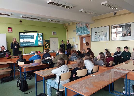 uczniowie słuchają