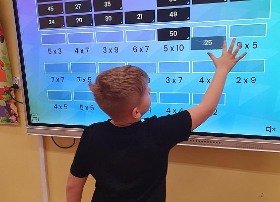 tabliczka mnożenia nie musi być nudna chłopiec przy tablicy