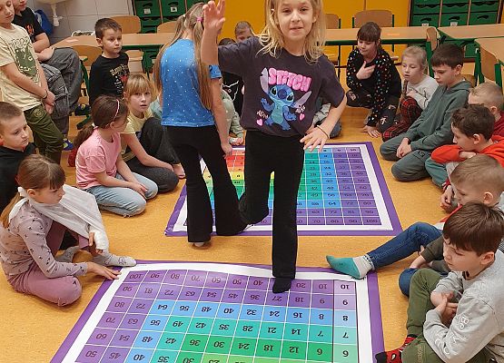 tabliczka mnożenia nie musi być nudna dziewczynka na macie