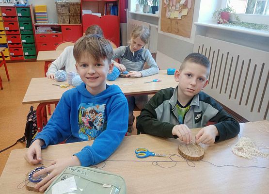 dzieci ozdabiają swoje serca