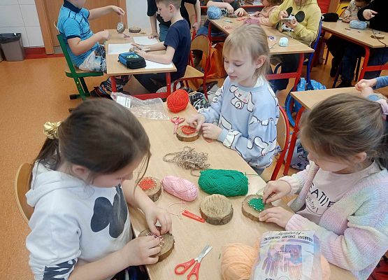 dzieci pracują z ogromnym zaangażowaniem