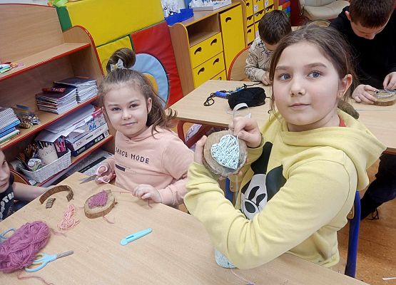 dzieci z zaangażowaniem wykonują swoją pracę