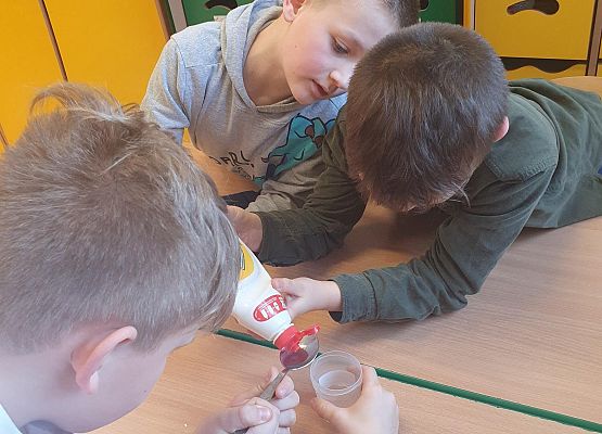 Przygotowanie płynu do baniek.