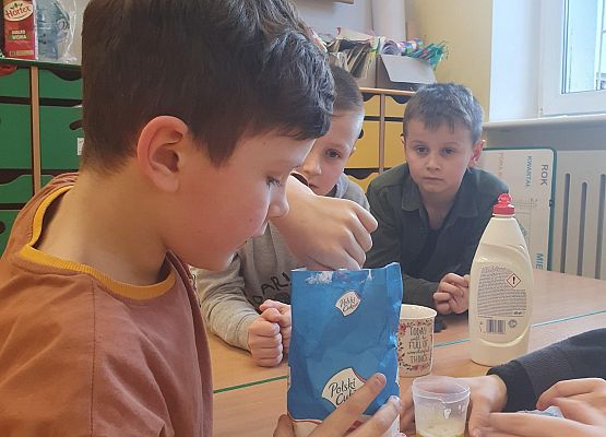 Przygotowanie płynu do baniek.