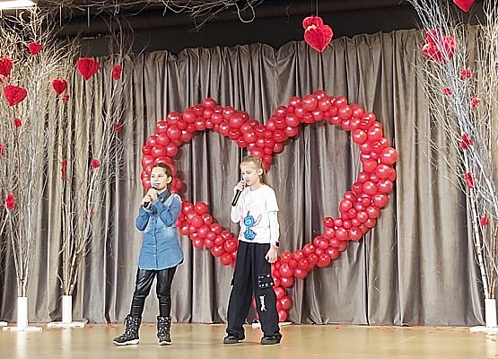 Duet Oliwia i Zosia na scenie