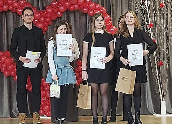 Marcelina i Nicola z komisją podczas odbierania nagród