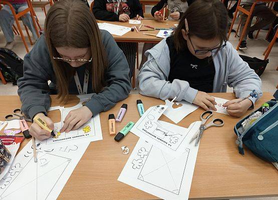 dziewczynki projektują