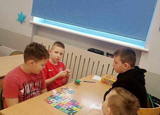 chłopcy grają w grę na mnożenie