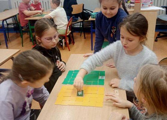 dziewczynki układają memory matematyczne