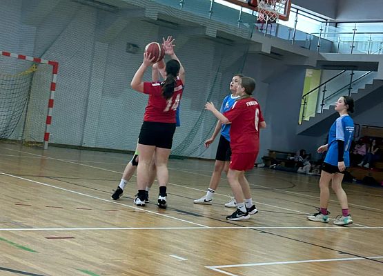 Dziewczynki w trakcie meczu koszykówki