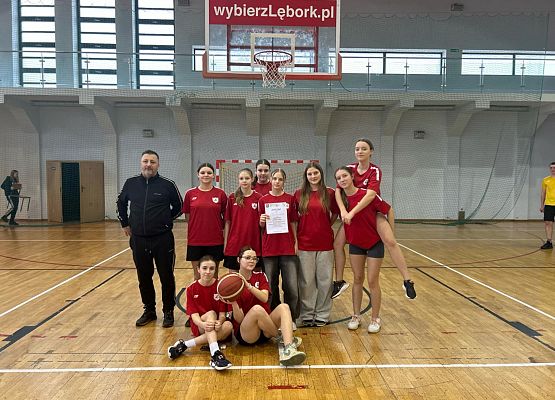 Dziewczynki z trenerem