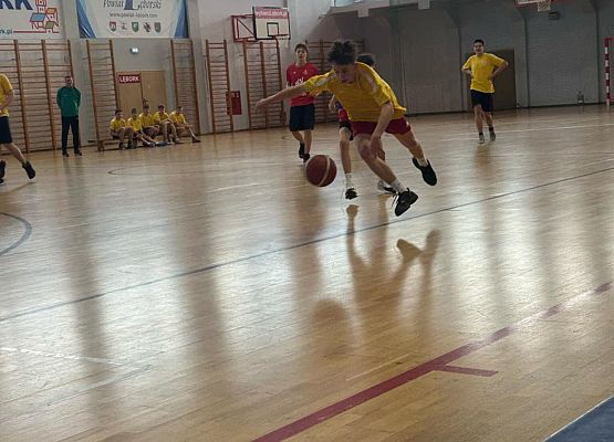 Chłopcy w trakcie meczu koszykówki