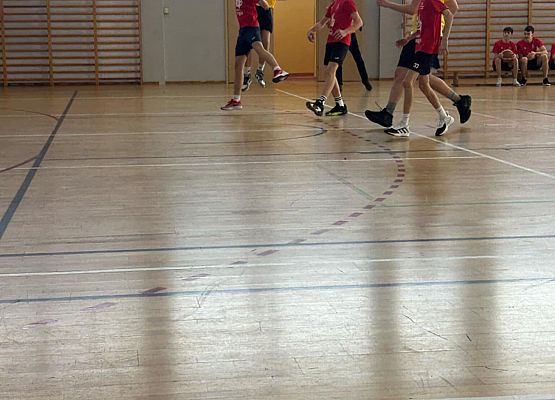 Chłopcy w trakcie meczu koszykówki