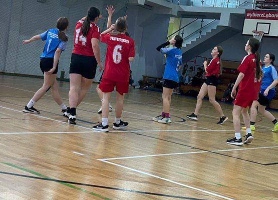 Dziewczynki w trakcie meczu koszykówki